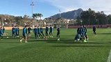 “颠球接力”有人捣蛋有人耍赖 申花冬训童心未泯欢乐多