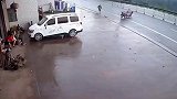 脱缰的三轮真疯狂自己公路上转圈圈,监控拍下主人抓狂一幕
