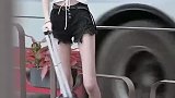 杭州街拍到的美女，那个手势是什么意思咱也不敢问