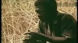 旅游-实拍非洲人用身体捕获巨蟒，惊险！