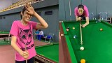 太喜感！1米98朱婷跨界打台球 桌面至其大腿令自己笑到肩抖