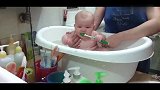 小宝宝洗个澡也调皮，拿个牙刷有模有样的刷起牙来，可爱！