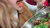 俄罗斯女孩吃麻辣香锅，听说歪果仁都怕辣，小姐姐是例外吗