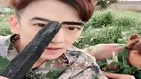 小伙用碳画眉，看到最后我差点笑出眼泪！