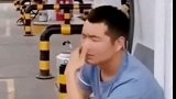 男子天天来加油站闲坐，引来工作人员盘问，事实真相太扎心了！