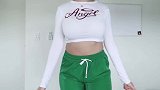 美女试穿新衣，绿色运动装很有活力