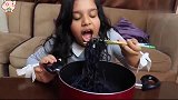 小萝莉吃了姐姐的黑面条