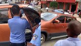 老人进入他人车内后身亡 民警：有精神问题 门锁故障自行进入