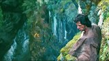 男人被敌人逼得掉下悬崖，结果竟用石头把对方从直升机打了下来