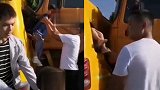 陕西汉阴一幼儿园校车与货车相撞 一名儿童不幸身亡