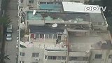 （热点PP拍客）实拍上海最牛违章建筑：居民楼顶建私家小院