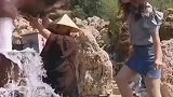 什么情况？妹子放了一块石头，悬空大水壶就“露陷”了