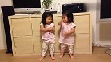 来自日本的可爱双胞胎宝宝大秀萌舞,感觉姐姐有点跟不上节奏！