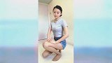 辣妈居家也要搭配丝袜，喜欢脚踩丝袜在地板上的触感