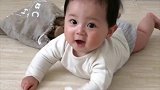 小宝宝翻过身后马上对着妈妈笑嘻嘻，开心的模样超可爱！