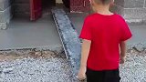 男孩家门口铺水泥，走独木桥时一时踩错