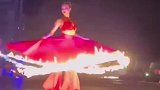 舞蹈艺术家Samantha的火焰裙摆
