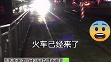 所幸电车停在站外，无人受伤 电车 轿车 交通安全