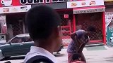 街头遇见印度人在砸钉子，怎么还有一个敲地面的，真是太搞笑了！