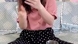 妈妈好偏心！不就叫了她一声小名吗，至于对我下毒手吗？！