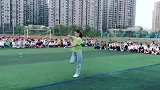 能在千万双眼下跳舞，这就是勇气