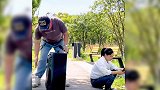 搞笑视频：盘点全网搞笑金点视频，去荒山野岭做什么