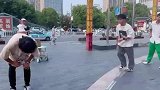 小子竟然敢捉弄我，吃我一脚