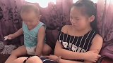 弟弟把姐姐咬哭了，又心疼的帮姐姐擦眼泪，好想狠揍他一顿