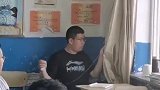 后排男生补窗帘被老师抓拍 老师：成绩永远不是衡量一个学生的标准