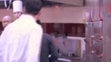 后厨：大厨打搬运工，被女经理看到，两个人吵起来了！