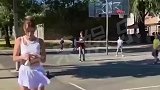 远射投篮球，结果一击命中！女孩把自己都惊呆了