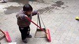 乡下拜年：姥姥直夸宝宝勤快
