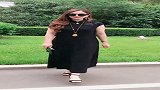 深色连衣裙女士，洒脱气质型