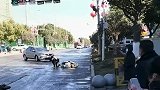 路面湿滑电动车频频摔倒，过路群众见状纷纷提醒！
