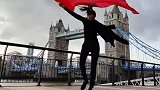 中国舞者伦敦塔桥秀舞技，双扇飞天再现东方之美