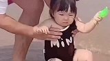 宝宝第一次接触沙滩大海，整个人仿佛被定住，真是太搞笑了