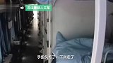 男子在火车上摸熟睡女乘客大腿被发现后逃离，警方：被拘10日