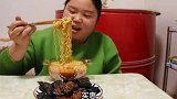 小婷吃泡面，辣酱臭豆腐！