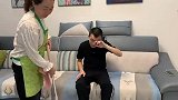 丈夫每次一出差，保姆就请病假，妻子好心去她家看望，进门发火了