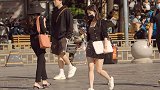 秋日里爱美女生如何穿搭连衣裙？和夏天有什么区别？参考她们如何