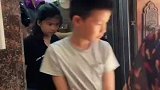 外公招待12个孙子，花掉半年养老金
