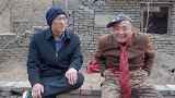 农村老爸教傻儿子，如何与人面对面沟通，儿子实践过程太逗了