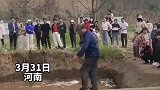 大爷玩平衡木游戏不慎摔倒