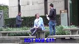 男子与路人互动，人与人最基本的相信都没有了