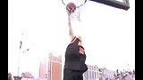 街球-13年-白人也能飞！教授罕见的三次单手扣篮-专题