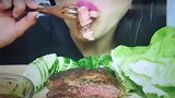 小姐姐吃牛排，就喜欢这种半熟半不熟的牛排
