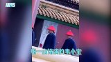 张一山拍戏被女星掐手背，疼得哇哇叫却不敢反抗，实力演绎韦小宝