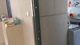 朋友申请了八年才分到的公屋，这是一个六人家庭的，三房一厅！五百尺，在香港已经很不错了…