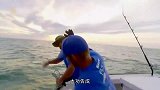 捕鱼生死斗：大胡子的运气真是爆棚，又捕到大鱼，还卖了好价钱！