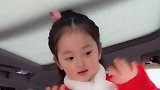 小宝贝在模仿小白兔呢，真的很可爱